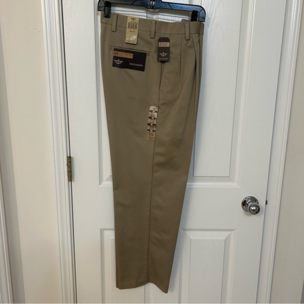 Dockers 100% Cotton Never-Iron Wrinkle-Free Essential Khaki in Tan Size 32*30